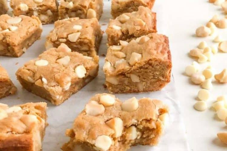 White-Chocolate-Macadamia-Nut-Blondies-1-1-750x500